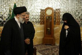 پدر و همسر شهید محسن حججی خادم امام رضا شدند پدر و همسر شهید محسن حججی خادم امام رضا شدند
