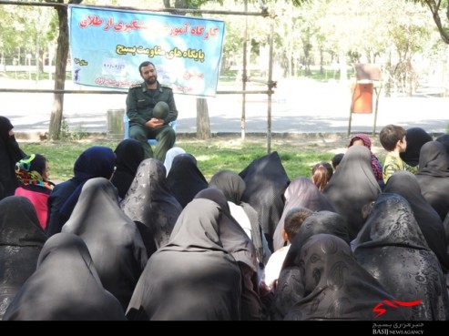 توطئه دشمن فروپاشی خانواده در جامعه اسلامی است توطئه دشمن فروپاشی خانواده در جامعه اسلامی است