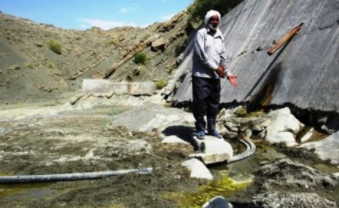 آب آشامیدنی اهالی روستایی در میناب با طعم فضولات حیوانی آب آشامیدنی اهالی روستایی در میناب با طعم فضولات حیوانی