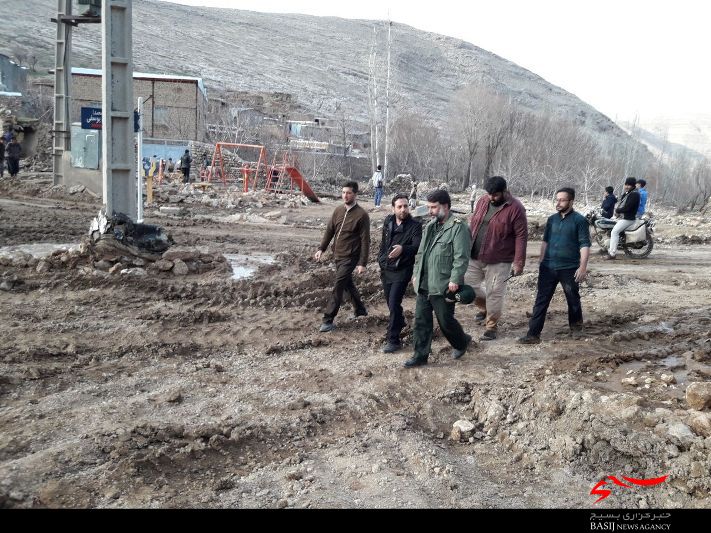 حضور فرمانده سپاه ناحیه کمیجان در روستای سیل زده چهرقان حضور فرمانده سپاه ناحیه کمیجان در روستای سیل زده چهرقان