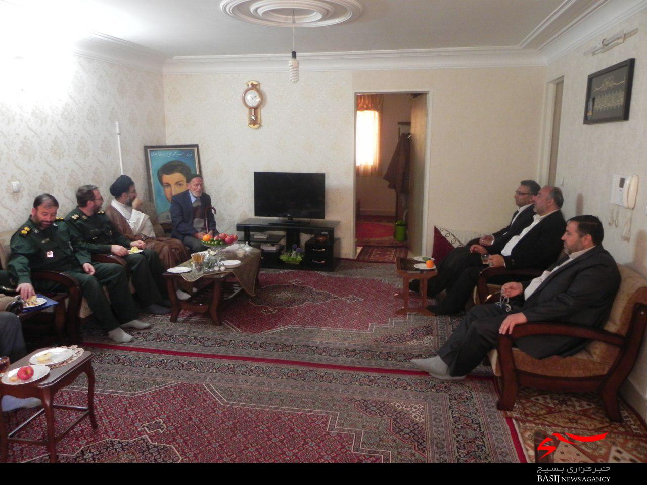 مسئولان ساوجی به دیدار خانواده شهدای هنرمند رفتند مسئولان ساوجی به دیدار خانواده شهدای هنرمند رفتند