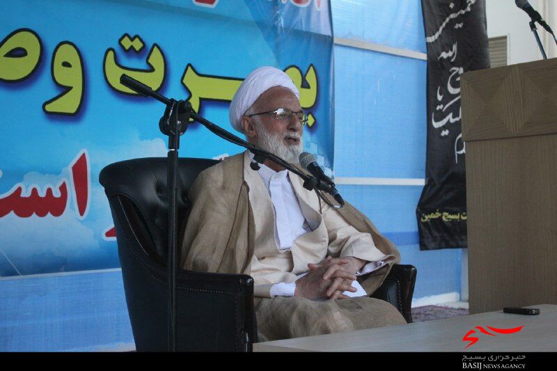امام خامنه ای(مدظله العالی) به عنوان سکاندار نظام اسلامی راه امام(ره) را دنبال میکند امام خامنه ای(مدظله العالی) به عنوان سکاندار نظام اسلامی راه امام(ره) را دنبال میکند