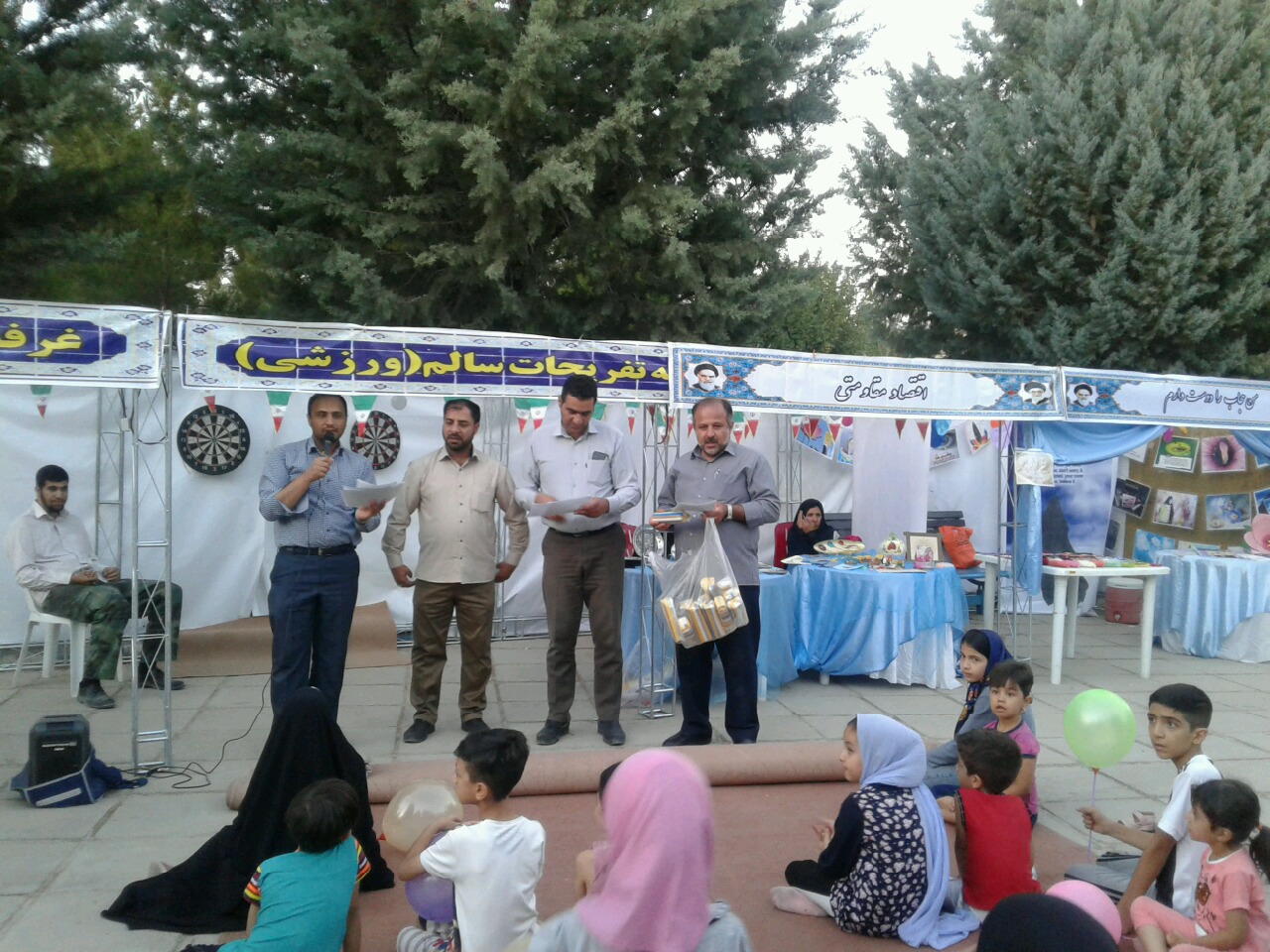 حضور جوانه های صالحین در پارک حکیم نظامی تفرش حضور جوانه های صالحین در پارک حکیم نظامی تفرش
