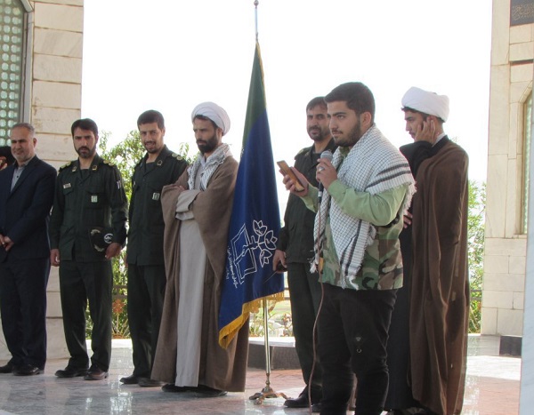 دانش آموزان در تاریخ انقلاب اسلامی و در طول هشت سال جنگ تحمیلی فرهنگ ایثار و شهادت را سرلوحه خود قرار دادند دانش آموزان در تاریخ انقلاب اسلامی و در طول هشت سال جنگ تحمیلی فرهنگ ایثار و شهادت را سرلوحه خود قرار دادند