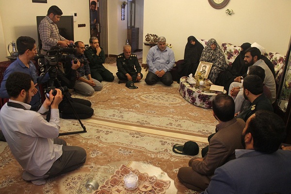 دیدار جمعی ازمسئولین سپاه شهرستان البرز و سپاه استان البرز از خانواده و مادر شهید بزرگواری که با آزمایشات DNE شناسایی شد//گزارش تصویری