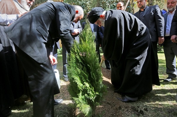 کاشت 230 هزار اصله نهال با یاد 230هزارشهید کشور در اصفهان کاشت 230 هزار اصله نهال با یاد 230هزارشهید کشور در اصفهان