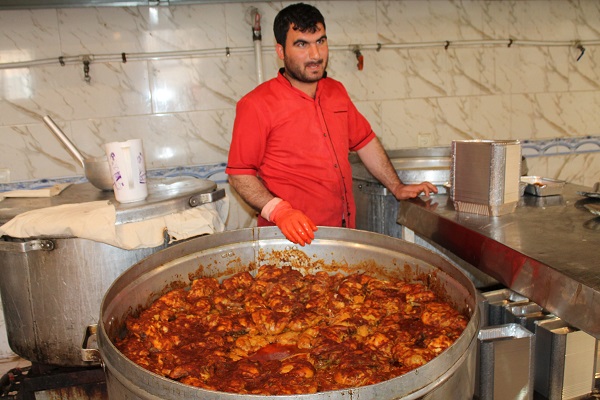 روزانه6000 غدا در آشپزخانه راهیان نور سپاه استان قزوین طبخ می شود.