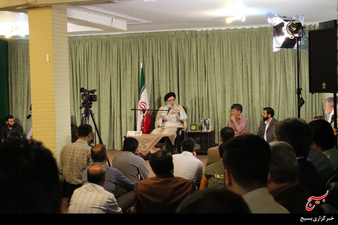 نشست صمیمی امام جمعه کرج و خبرنگاران البرزی برگزار شد