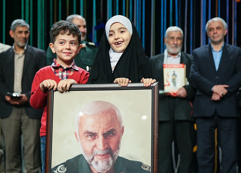 یادبود سردار شهید حاج حسین همدانی و تجلیل از راوی و نویسنده کتاب 
