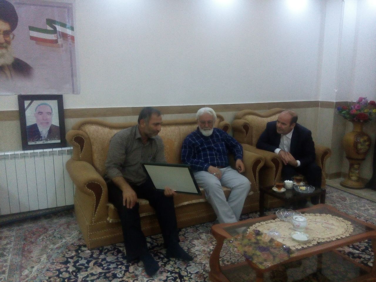 دیدار دکتر قنبری همدانی با خانواده شهیدان میرکریمی در قلعه نو خرقان+عکس دیدار دکتر قنبری همدانی با خانواده شهیدان میرکریمی در قلعه نو خرقان+عکس