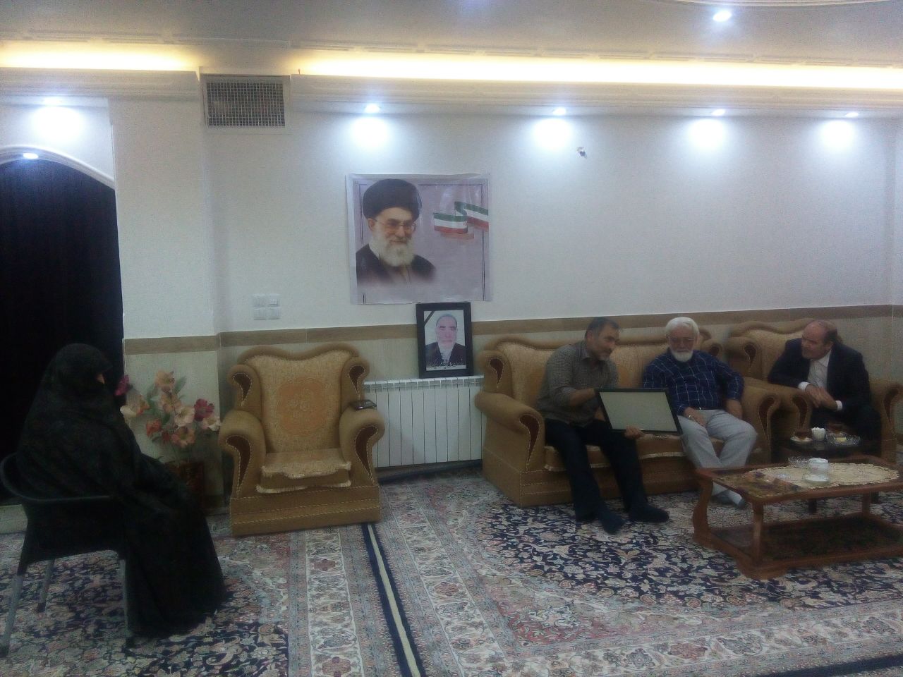 دیدار دکتر قنبری همدانی با خانواده شهیدان میرکریمی در قلعه نو خرقان+عکس دیدار دکتر قنبری همدانی با خانواده شهیدان میرکریمی در قلعه نو خرقان+عکس