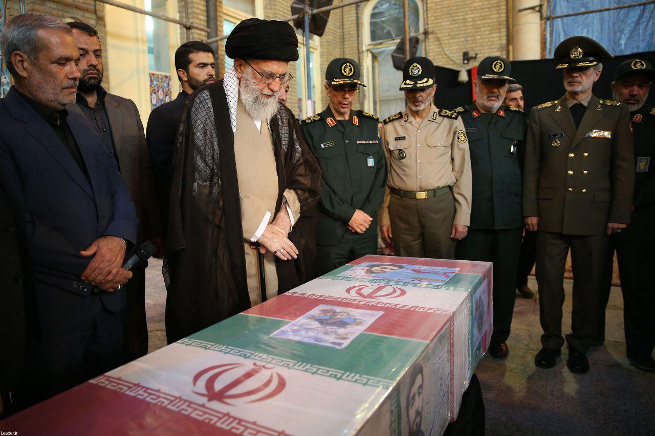 رهبر معظم انقلاب در کنار پیکر مطهر شهید محسن حججی حضور یافتند