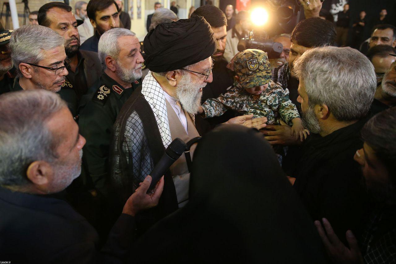 رهبر معظم انقلاب در کنار پیکر مطهر شهید محسن حججی حضور یافتند رهبر معظم انقلاب در کنار پیکر مطهر شهید محسن حججی حضور یافتند