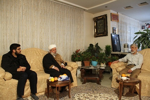 حجت الاسلام نعیمی از خانواده شهید احمدی روشن بازدید کرد