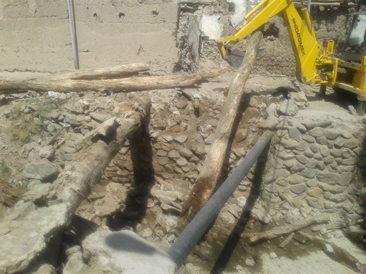 روند بازسازی پل مخروبه و قدیمی روستای استیلی(اسطلو) در شهرستان سراب آغاز شد+عکس