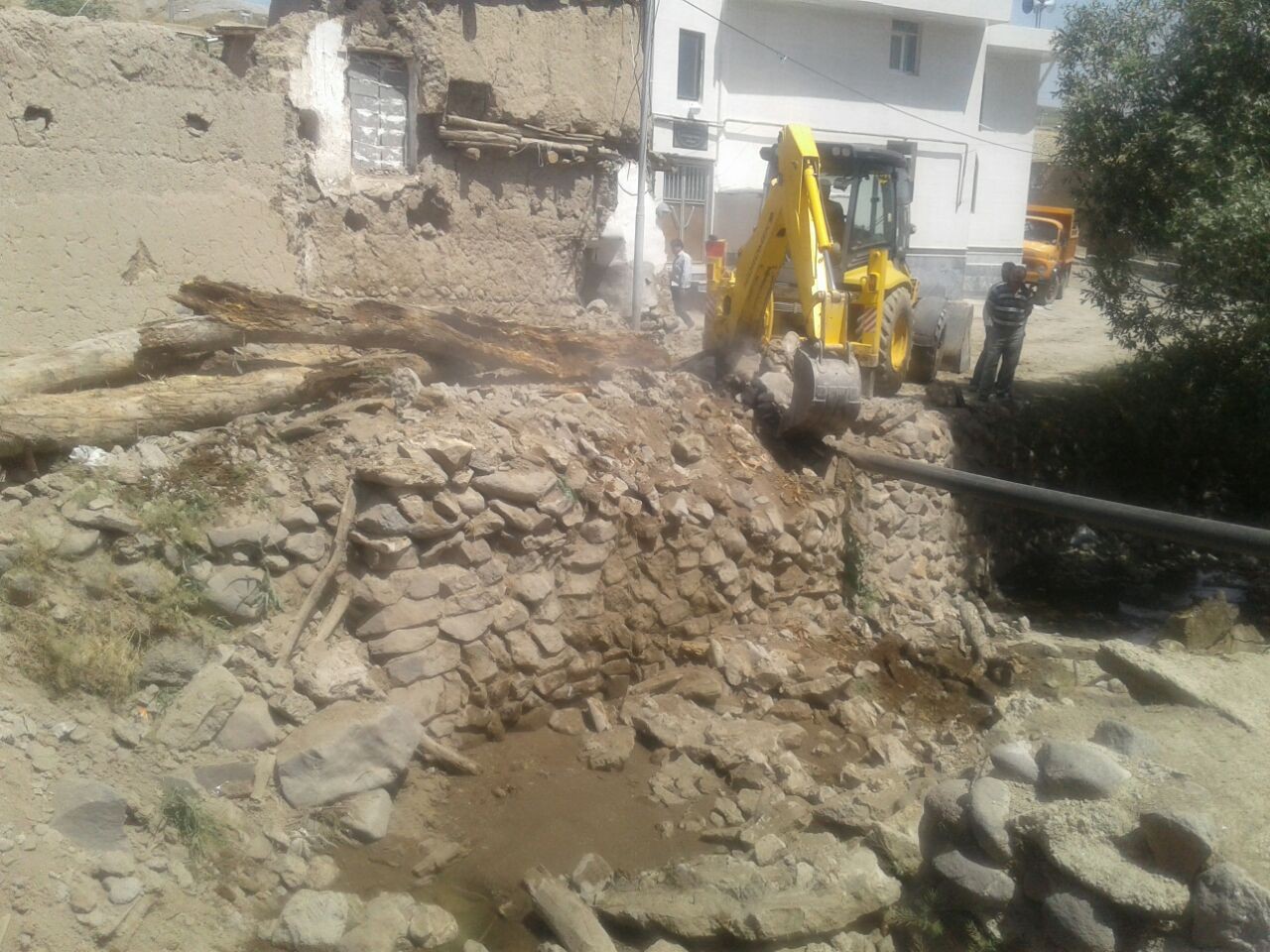 روند بازسازی پل مخروبه و قدیمی روستای استیلی(اسطلو) در شهرستان سراب آغاز شد+عکس