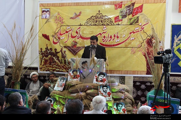 تجلیل از خانواده شهدا و ایثارگران در روستای استیلی/ حمید استیلی: شهدا، پهلوانان و افتخارآفرینان اصلی این کشور هستند