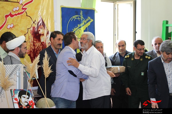 تجلیل از خانواده شهدا و ایثارگران در روستای استیلی/ حمید استیلی: شهدا، پهلوانان و افتخارآفرینان اصلی این کشور هستند
