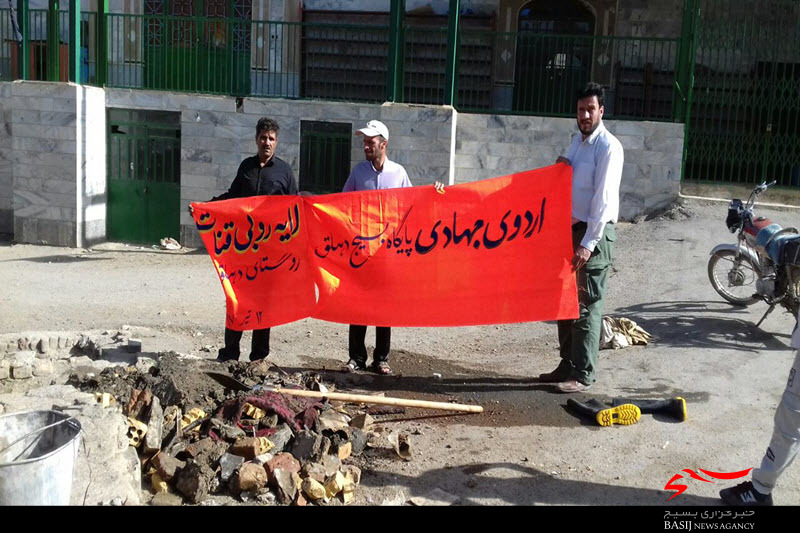 لایروبی قنوات دو روستای ملایر به همت جهادگران بسیجی