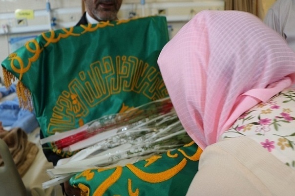 حضور خادمین آستان قدس رضوی به همراه پرچم متبرک صحن و سرای ملکوتی امام رضا(ع) در منطقه ۱۷ تهران