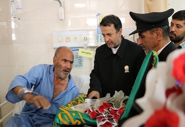 حضور خادمین آستان قدس رضوی به همراه پرچم متبرک صحن و سرای ملکوتی امام رضا(ع) در منطقه ۱۷ تهران