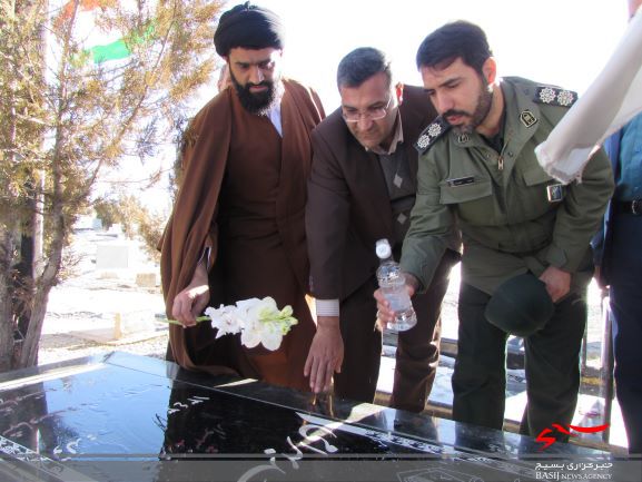عطر افشانی و گلباران قبور شهدای گمنام و شهدای شهر هندودر