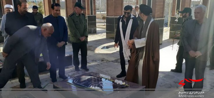مراسم گلباران ،عطر افشانی و غبار روبی گلزار مطهر شهدای محله ازنا در مورخ ۹۸/۱۱/۱۷ همزمان با سراسر کشور