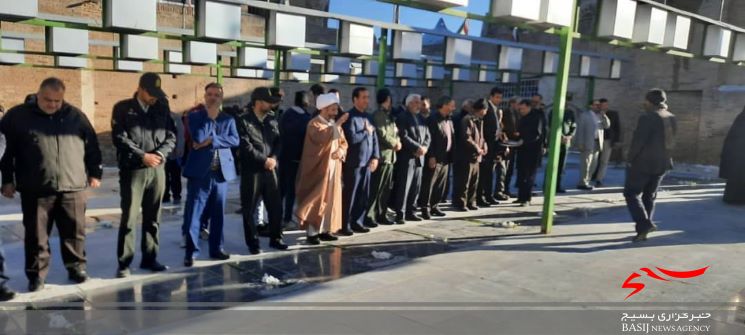 مراسم گلباران ،عطر افشانی و غبار روبی گلزار مطهر شهدای محله ازنا در مورخ ۹۸/۱۱/۱۷ همزمان با سراسر کشور