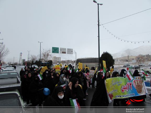 راهپیمایی 22 بهمن در شهر مهاجران با حضور پر شور مردم+تصاویر