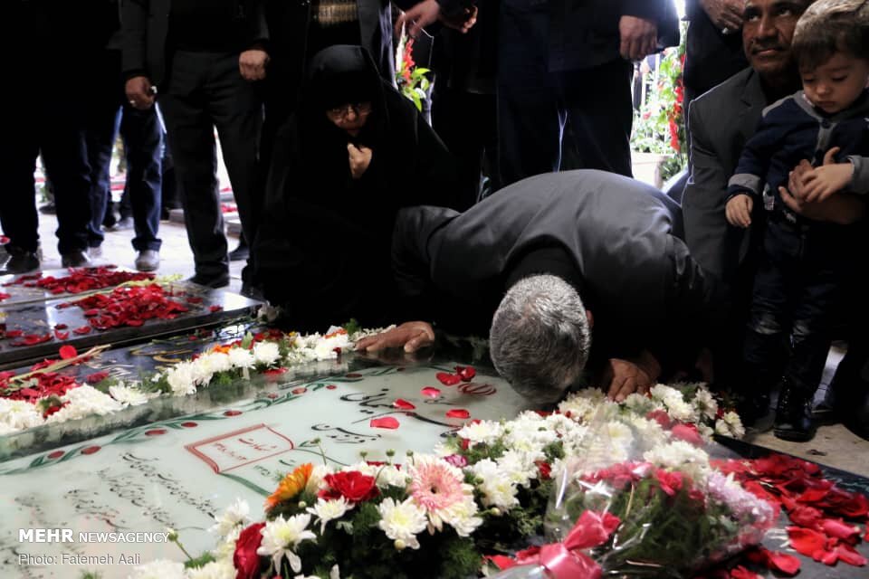 بوسه سردار بر سنگ مزار حاج قاسم + عکس