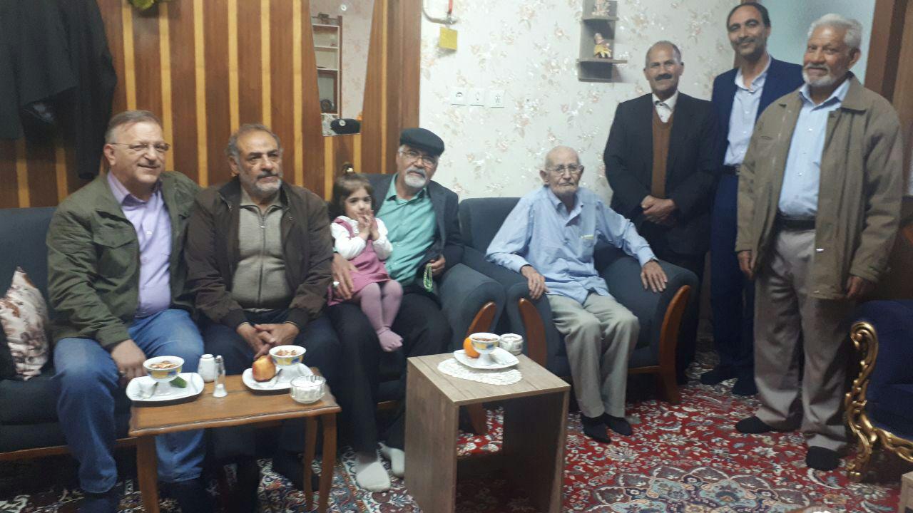 تجلیل از همکاری که 15سال قبل بازنشسته شد تجلیل از همکاری که 15سال قبل بازنشسته شد