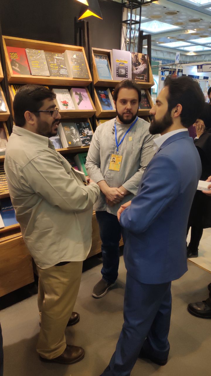 بازدید رئیس بنیاد فرهنگی روایت فتح از نمایشگاه کتاب