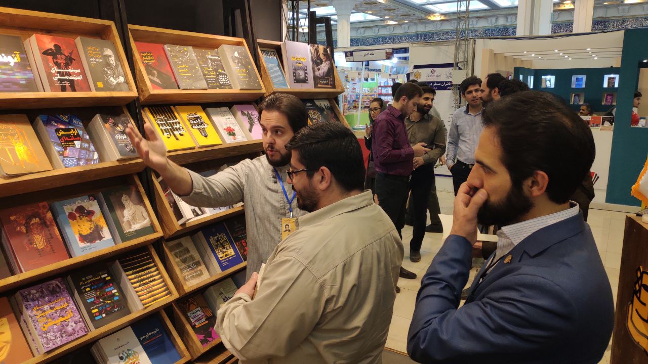 بازدید رئیس بنیاد فرهنگی روایت فتح از نمایشگاه کتاب