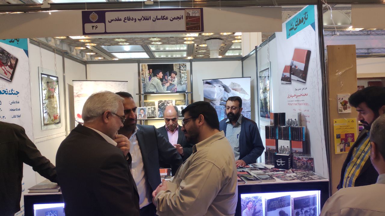 بازدید رئیس بنیاد فرهنگی روایت فتح از نمایشگاه کتاب