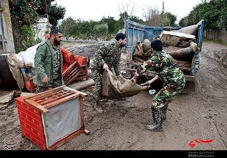 سپاه همچنان روی پای قولش به مردم سیل زده ایستاده است