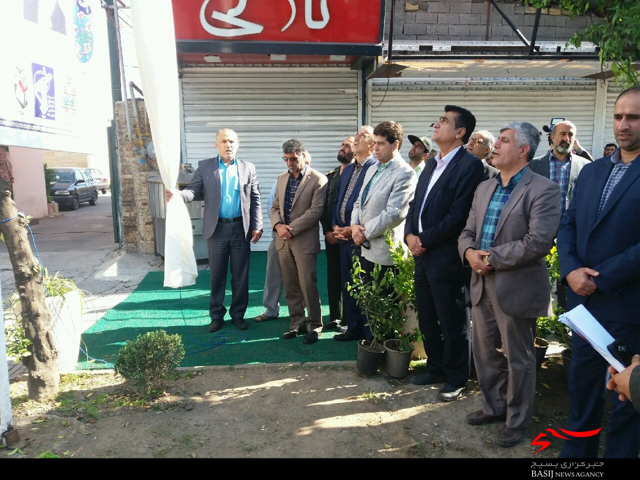 پرده برداری از تمثال شهدای فتح خرمشهر در ورودی سپاه عباس آباد / تصاویر