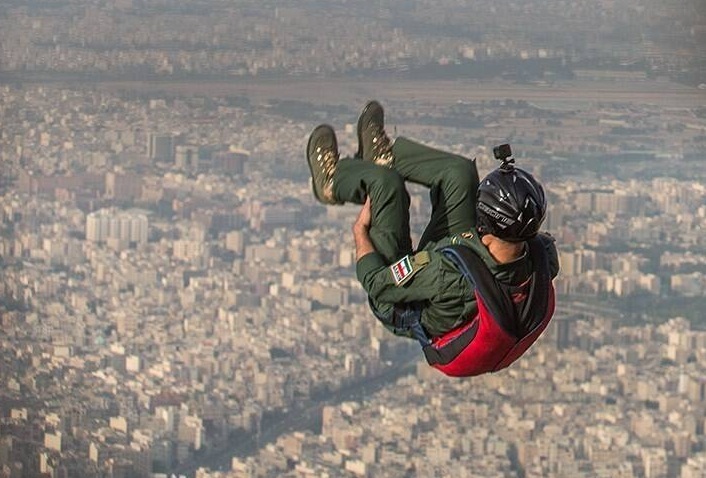 &laquo;پرواز اقتدار&raquo; تکاوران سپاه پاسداران بر فراز برج میلاد تهران
