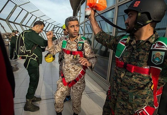 &laquo;پرواز اقتدار&raquo; تکاوران سپاه پاسداران بر فراز برج میلاد تهران