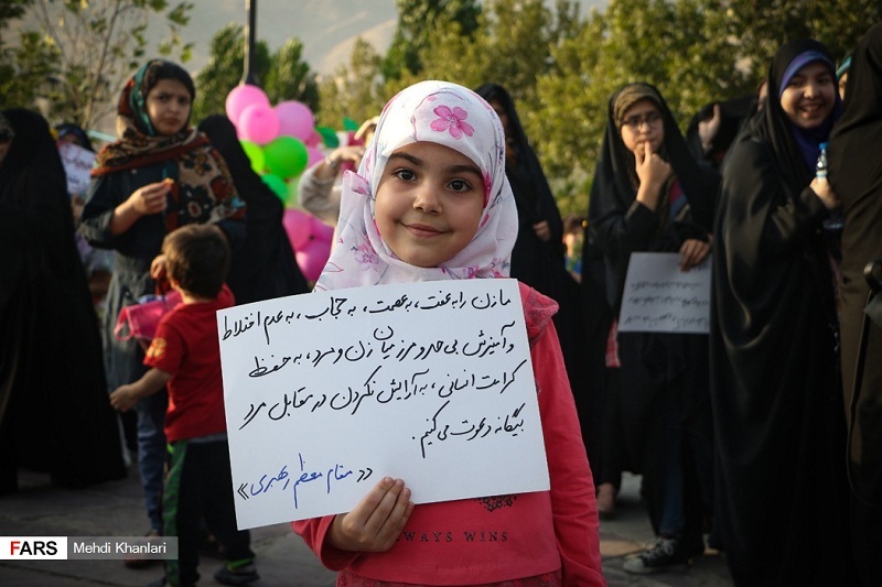 اجتماع بزرگ بانوان در کنار دریاچه خلیج فارس