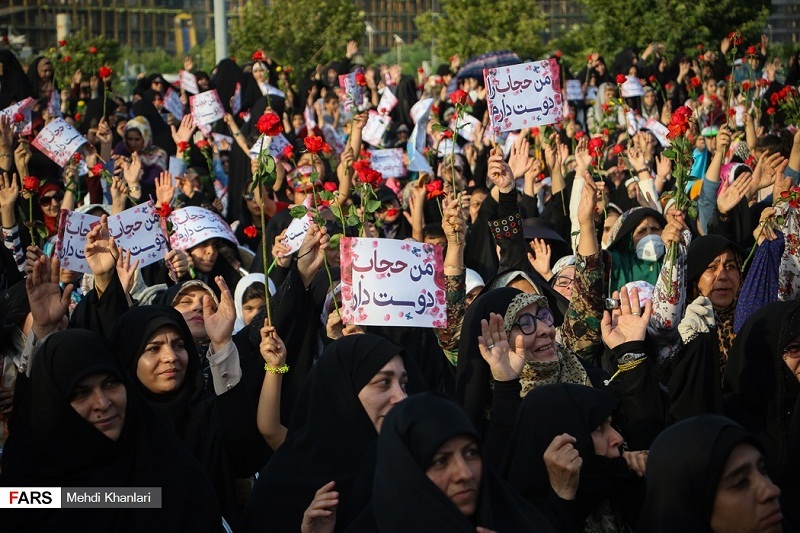 اجتماع بزرگ بانوان در کنار دریاچه خلیج فارس