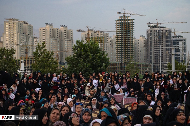اجتماع بزرگ بانوان در کنار دریاچه خلیج فارس