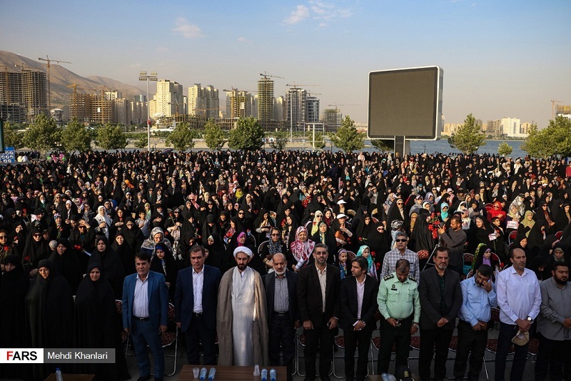 اجتماع بزرگ بانوان در کنار دریاچه خلیج فارس