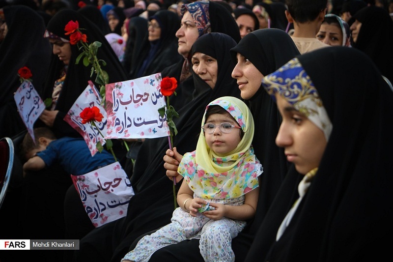 اجتماع بزرگ بانوان در کنار دریاچه خلیج فارس