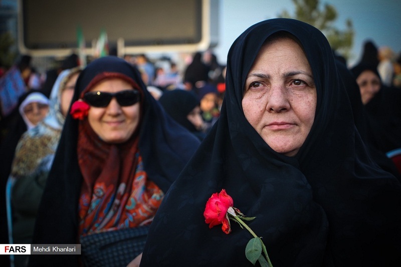 اجتماع بزرگ بانوان در کنار دریاچه خلیج فارس