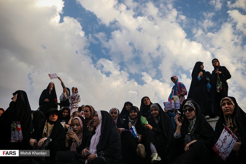 اجتماع بزرگ بانوان در کنار دریاچه خلیج فارس