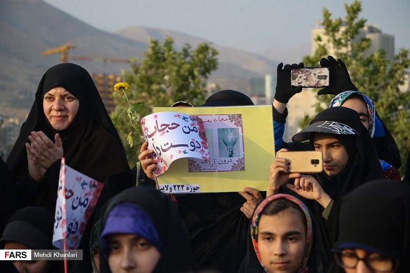 اجتماع بزرگ بانوان در کنار دریاچه خلیج فارس