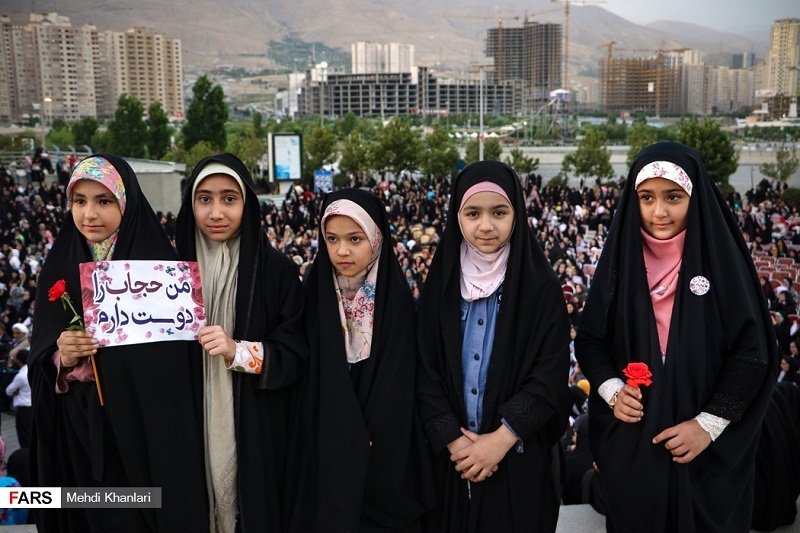 اجتماع بزرگ بانوان در کنار دریاچه خلیج فارس