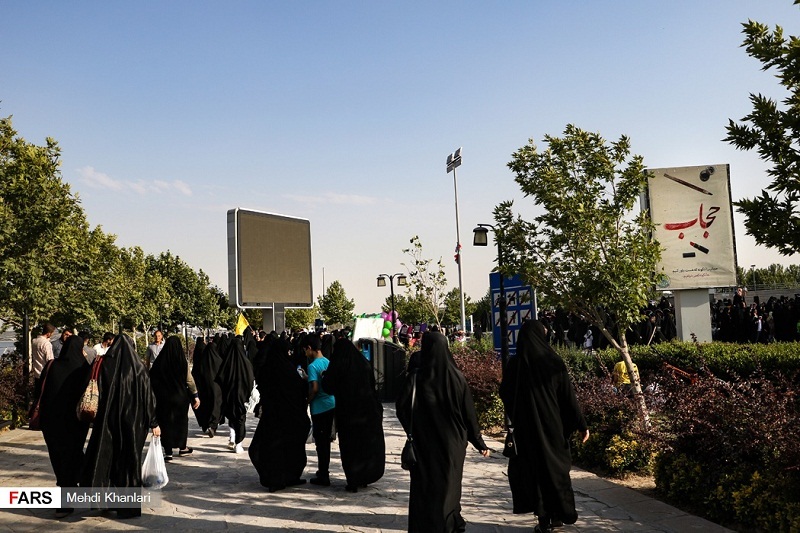 اجتماع بزرگ بانوان در کنار دریاچه خلیج فارس