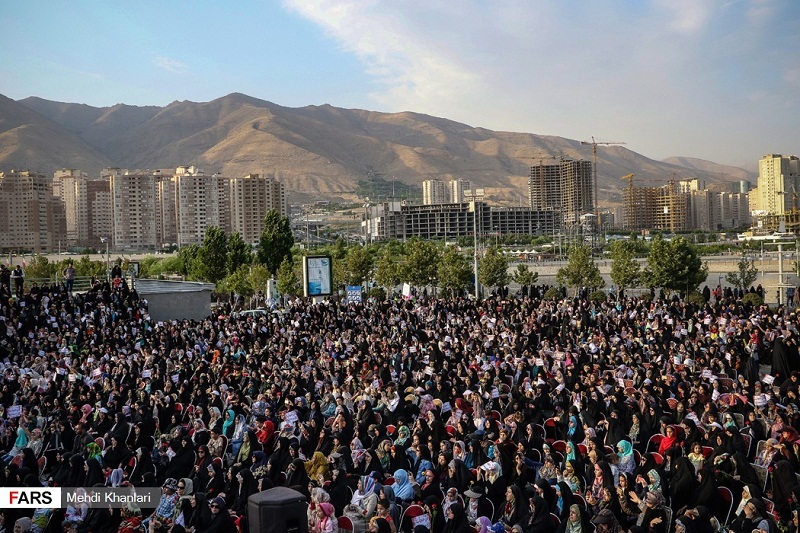 اجتماع بزرگ بانوان در کنار دریاچه خلیج فارس