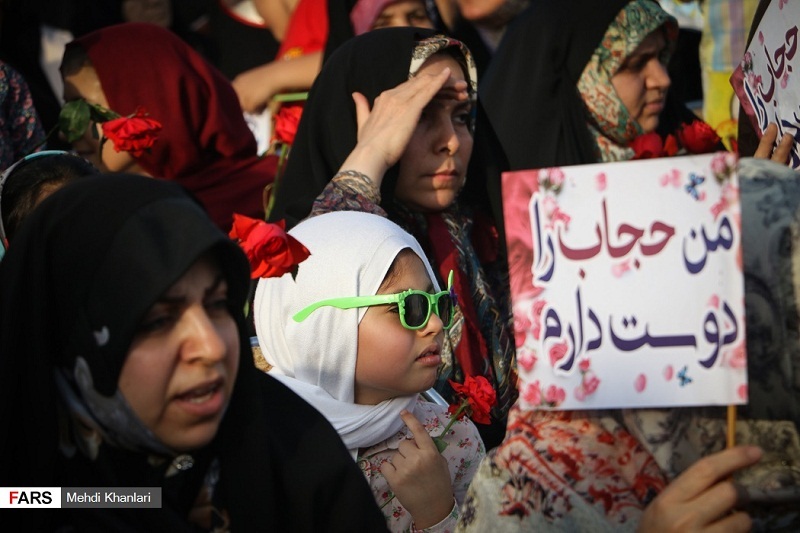 اجتماع بزرگ بانوان در کنار دریاچه خلیج فارس